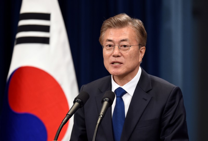 © Reuters. FILE PHOTO: South Korea's new President Moon Jae-In speaks during a press conference at the presidential Blue House in Seoul