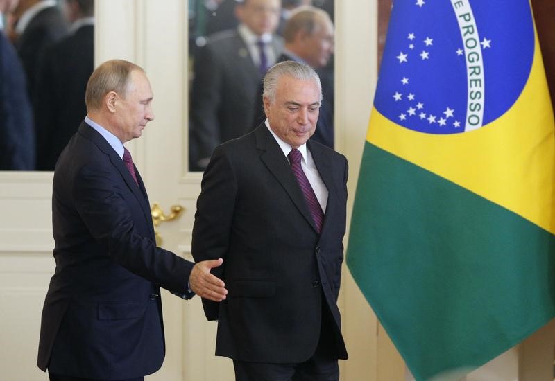 © Reuters. Russian President Putin and his Brazilian counterpart Temer attend a news conference in Moscow