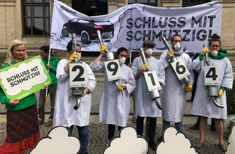 © Reuters. Demonstrators protest against pollution from diesel vehicles in front of the Transport ministry in Berlin