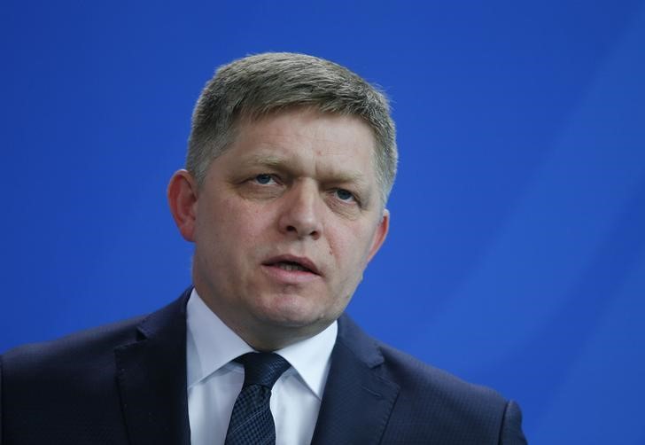 © Reuters. Slovakian Prime Minister Fico speaks during the news conference at the Chancellery in Berlin