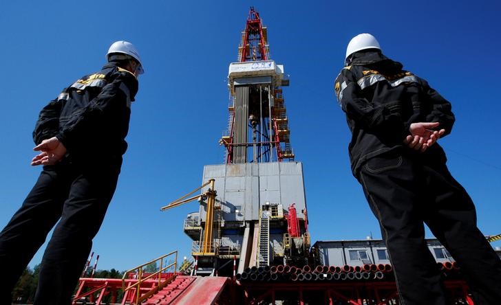 © Reuters. Рабочие на нефтяном месторождении Приразломное