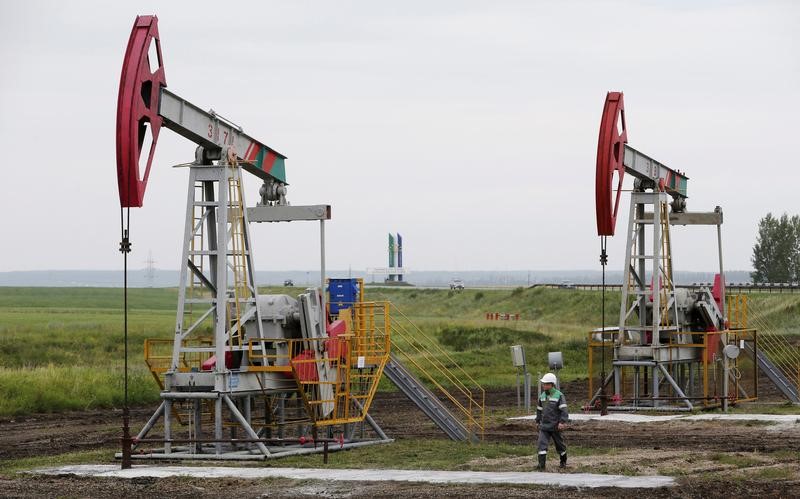 © Reuters. مسؤول: روسيا قلصت إنتاجها النفطي بأكثر من 300 ألف ب/ي