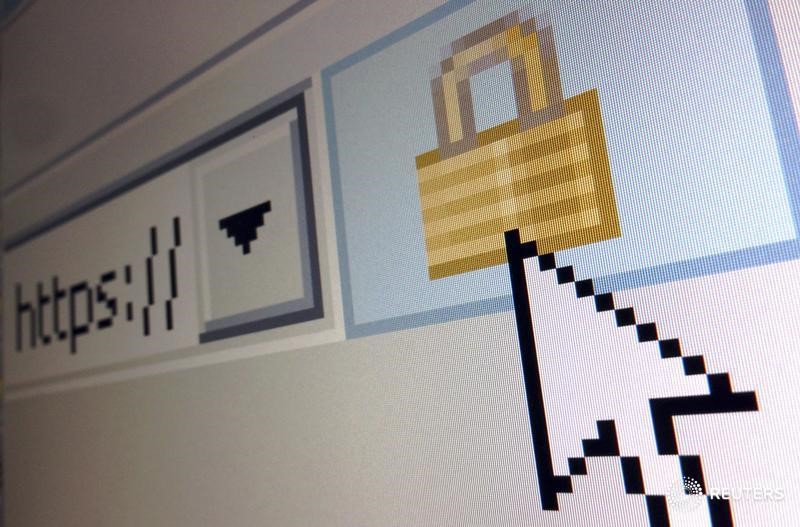 © Reuters. Значок зашифрованного интернет-соединения в браузере  Internet Explorer на экране монитора в Париже