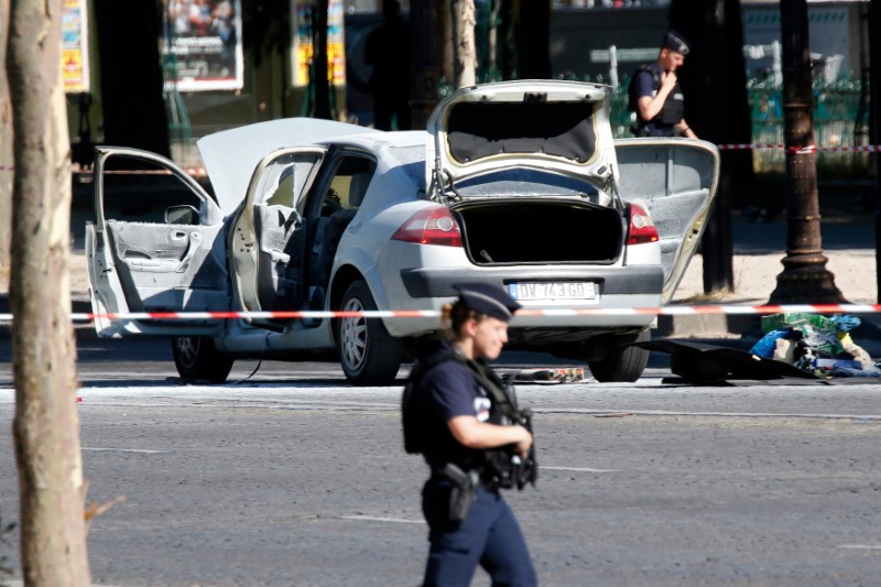 © Reuters. L'ASSAILLANT DES CHAMPS-ELYSÉES PROBABLE AUTEUR DE MENACES