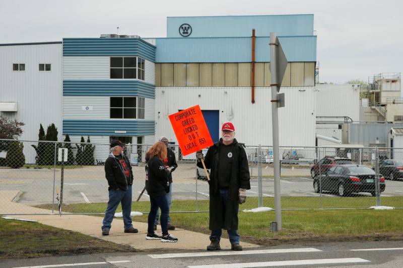 © Reuters. Locked-out members of the Local 651 International Brotherhood of Boilermakers union carry signs outside Westinghouse Electric's manufacturing facility in Newington
