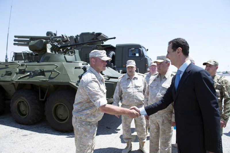 © Reuters. Syria's President Bashar al-Assad visits a Russian air base at Hmeymim