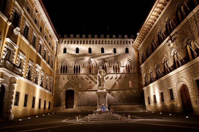 © Reuters. FILE PHOTO: The entrance of Monte dei Paschi di Siena bank's headquarters is seen in Siena