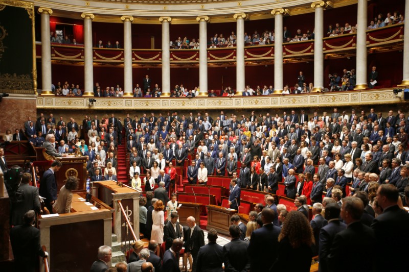 © Reuters. MACRON PLACE SES HOMMES ET IMPOSE SES RÈGLES À L'ASSEMBLÉE