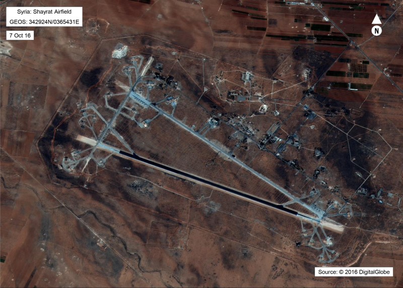 © Reuters. Imagem de satélite de base área de Shayrat em Homs, na Síria