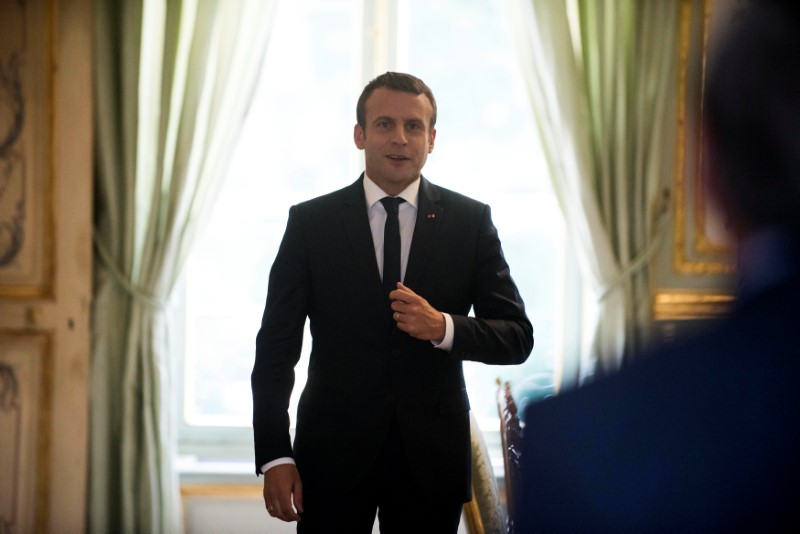 © Reuters. MACRON ENTEND ALLER PLUS LOIN QUE HOLLANDE