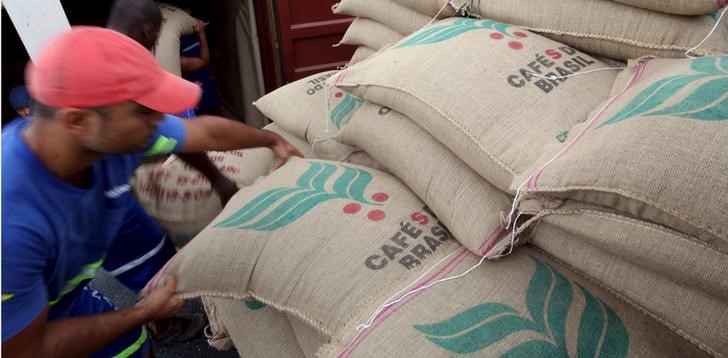 © Reuters. Trabalhadores carregam sacas de 60 kg de café para exportação em Santos, no Brasil