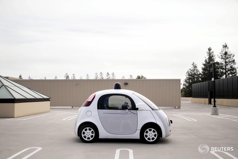 © Reuters. A prototype of Google's own self-driving vehicle is seen during a media preview of Google's current autonomous vehicles in Mountain View, California