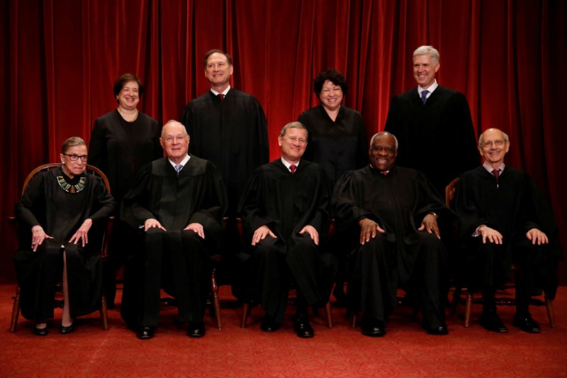 © Reuters. Roberts leads the U.S. Supreme Court in taking a new family photo including Gorsuch, their most recent addition, at the Supreme Court building in Washington