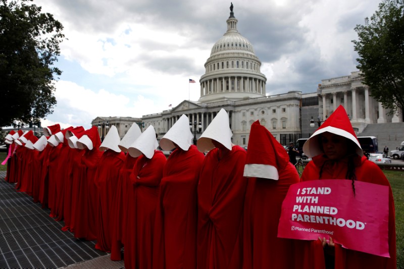 © Reuters. Women dressed as handmaids from "The Handmaid's Tale" demonstrate against Republican Senate healthcare bill at U.S. Capitol in Washington