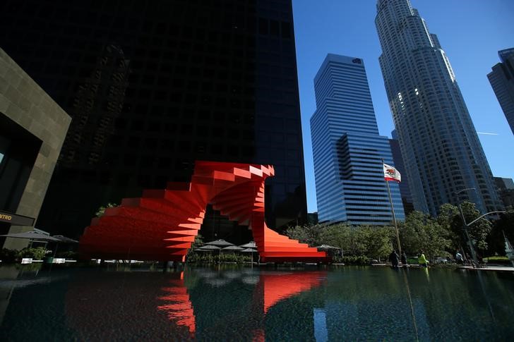 © Reuters. The state flag of California blows in the wind in Los Angeles