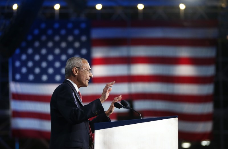 © Reuters. Clinton campaign chair Podesta addresses crowd at rally in New York