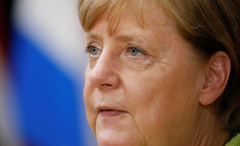 © Reuters. German Chancellor Angela Merkel arrives at the EU summit in Brussels