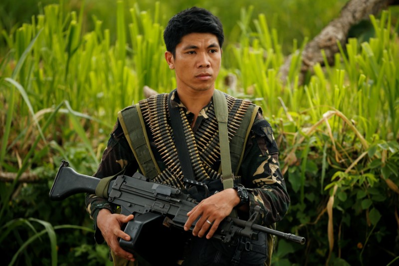 © Reuters. A Philippines army soldier guards a road during an operation to retrieve bodies of victims from the fighting zone in Marawi City