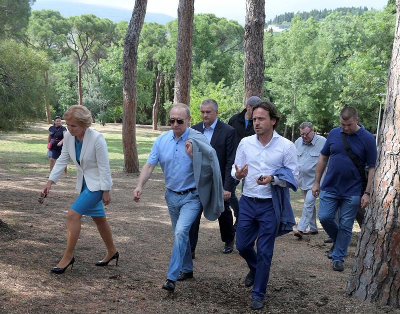 © Reuters. Russian Deputy PM Golodets, Russian President Putin, head of Crimea Aksyonov and Artek camp's director Kasprzhak visit the Artek children's holiday camp outside the Crimean town of Gurzuf