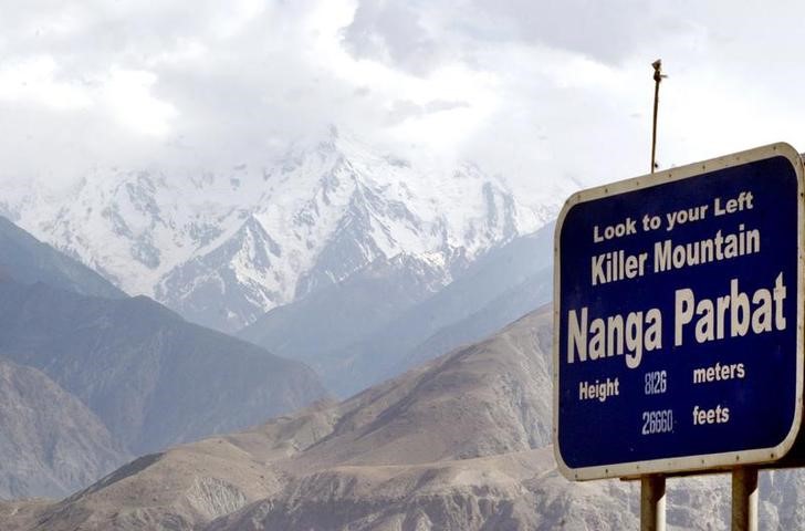 © Reuters. A file photo of snow packed mountain of northern Pakistan