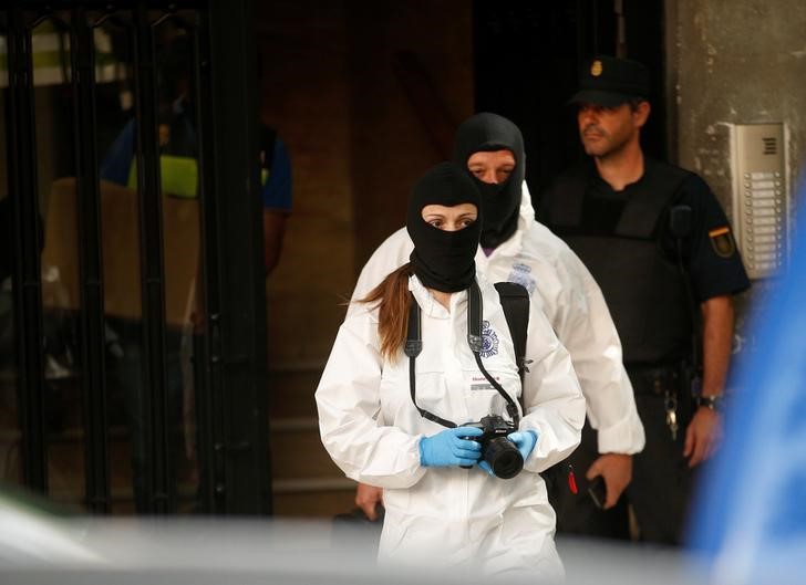 © Reuters. Policiais espanhóis durante operação antijihadista em Madri