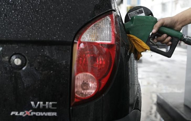 © Reuters. Funcionário de posto de gasolina abastece carro com etanol no Rio de Janeiro