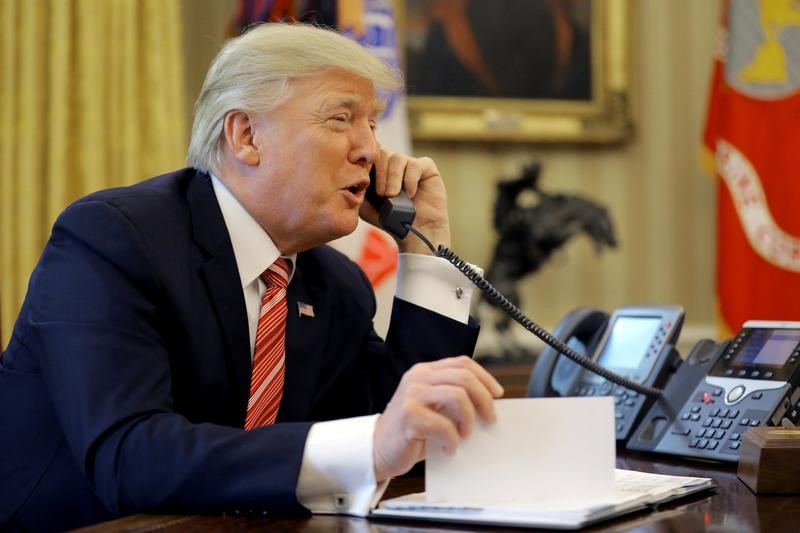 © Reuters. U.S. President Trump congratulates Irish Prime Minister Varadkar during a phone call from the Oval Office of the White House in Washington