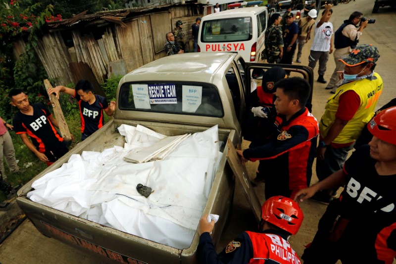 © Reuters. Equipes de resgate e soldados das Filipinas vigiam caminhão com corpos recuperados de zona de combate na cidade de Marawi