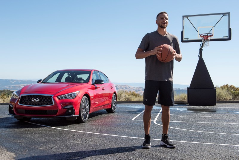 © Reuters. Golden State Warriors NBA basketball player Stephen Curry is filmed for an Infiniti car advertisement in Blackhawk