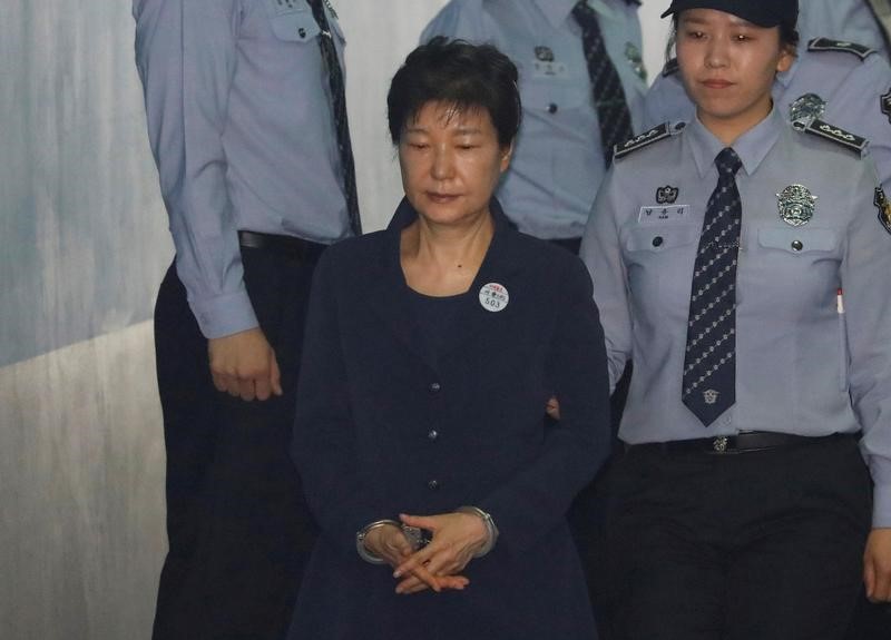 © Reuters. South Korean ousted leader Park Geun-hye arrives at a court in Seoul