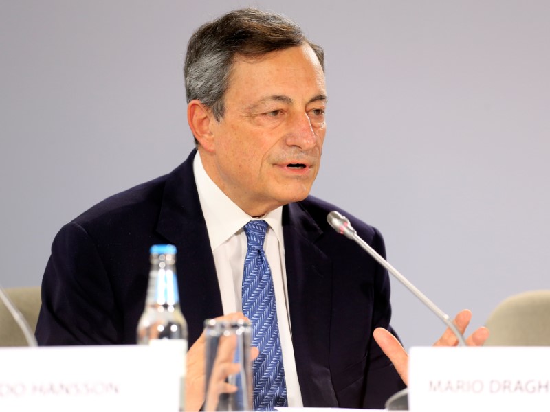 © Reuters. European Central Bank President Draghi speaks during a news conference in Tallinn