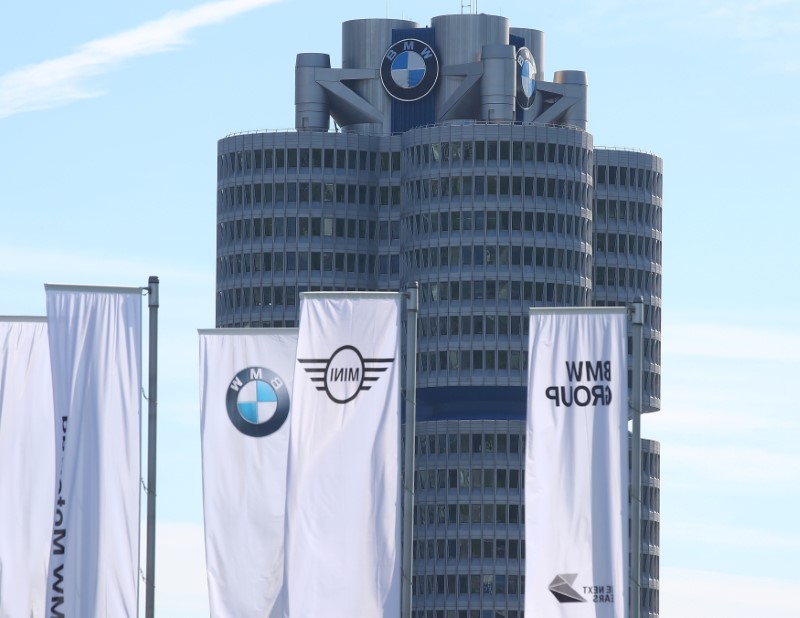 © Reuters. FILE PHOTO: Flags near the headquarters of German luxury carmaker BMW before the company's annual shareholder meeting in Munich