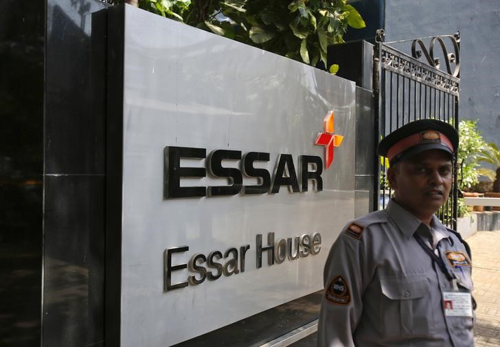 © Reuters. Охранник у штаб-квартиры Essar Group в Мумбаи