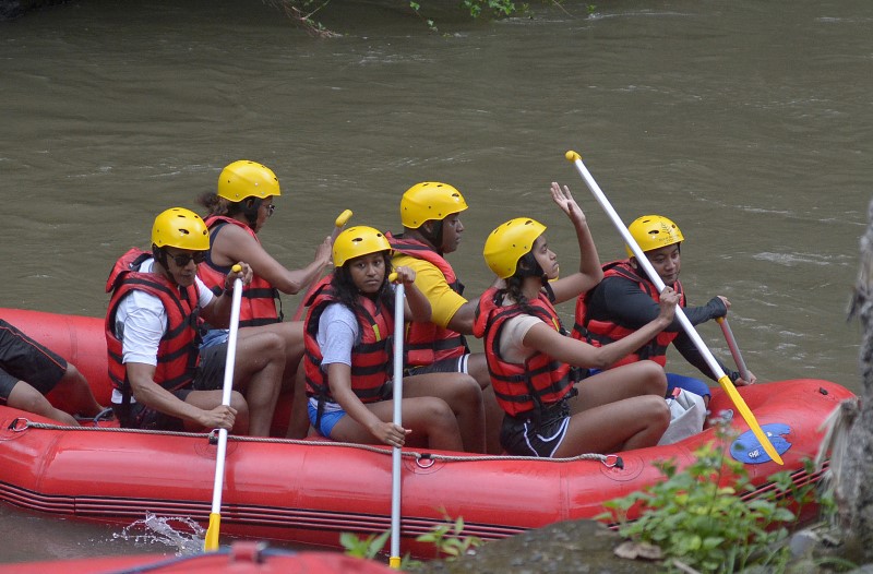 © Reuters. Ex-presidente dos Estados Unidos, Barack Obama, e família durante passeio de rafting em Bali, na Indonésia