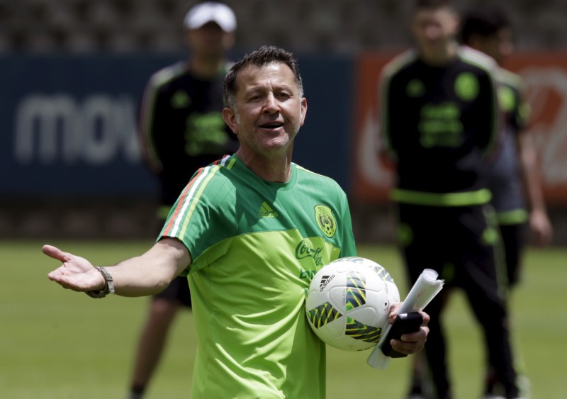 © Reuters. Football Soccer - Mexico's training  - World Cup Qualifiers