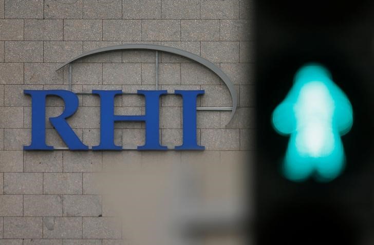 © Reuters. The logo of Austrian specialised fireproof materials maker RHI is pictured behind a traffic light at an office park building where its headquarters are located in Vienna