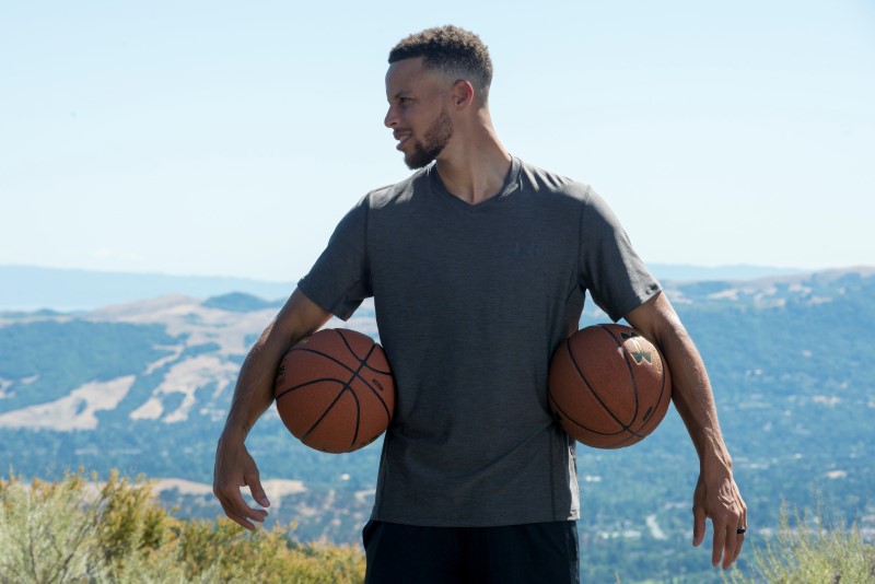 © Reuters. Golden State Warriors NBA basketball player Stephen Curry is filmed for an Infiniti car advertisement in Blackhawk