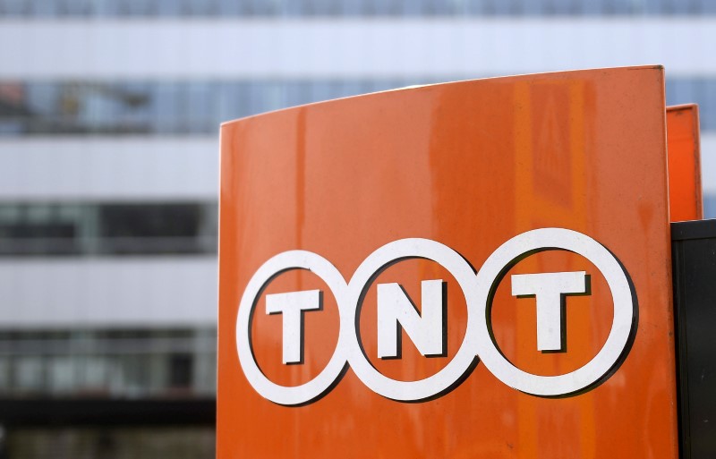 © Reuters. FILE PHOTO: The TNT Express logo is pictured at the headquarters in Hoofddorp