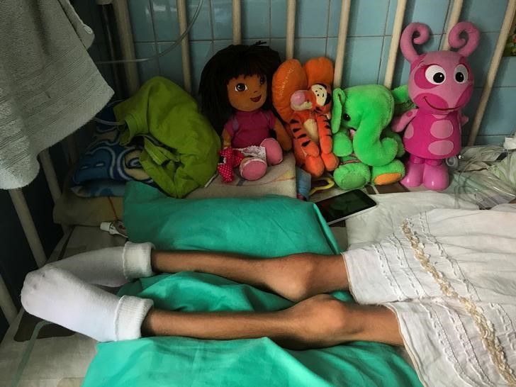 © Reuters. Menina internada no hospital infantil "J.M. de los Rios" em Caracas, Venezuela