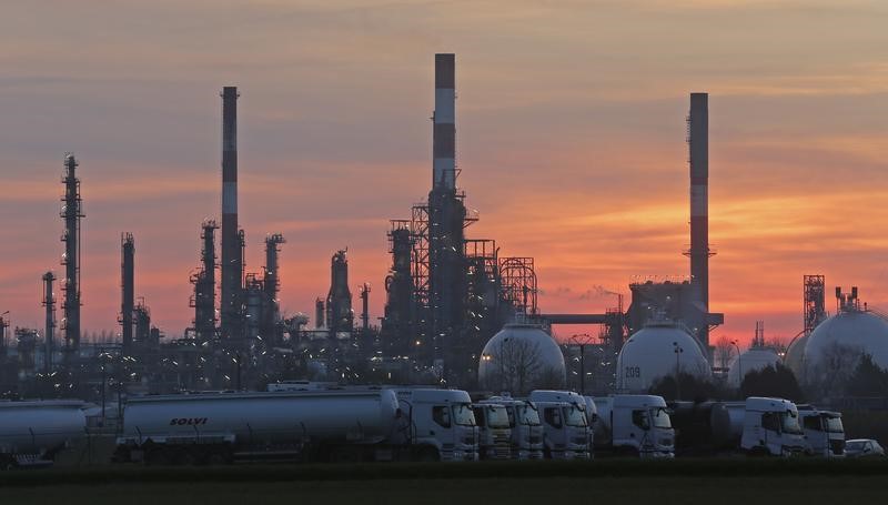 © Reuters. النفط يرتفع بأكثر من 1% بفعل انخفاض الإنتاج الأمريكي الأسبوع الماضي