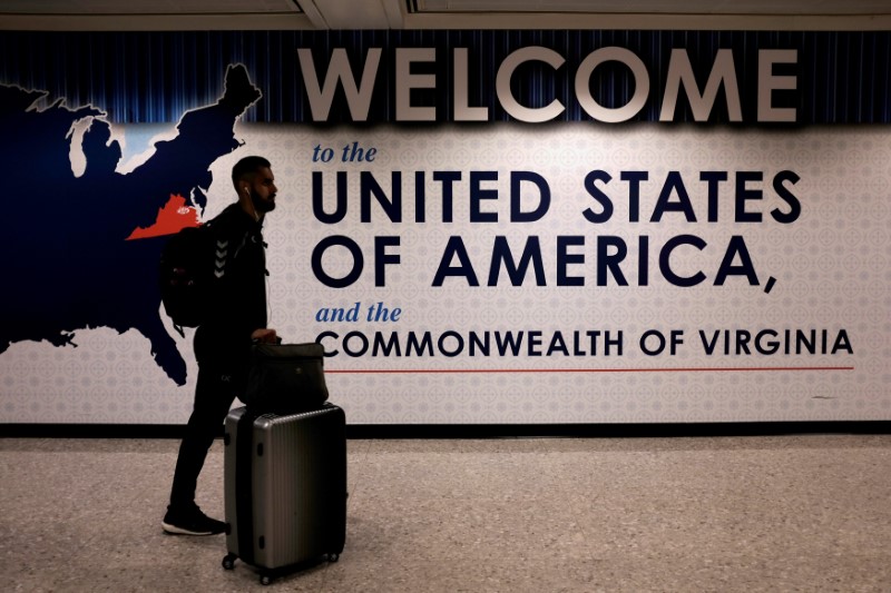 © Reuters. FILE PHOTO: An international passenger arrives at Washington Dulles International Airport in Virginia