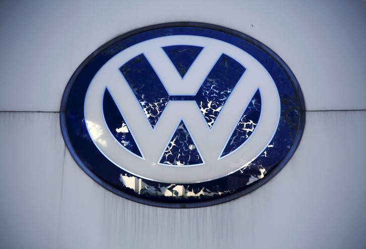 © Reuters. Volkswagen's logo is seen at its dealer shop in Beijing