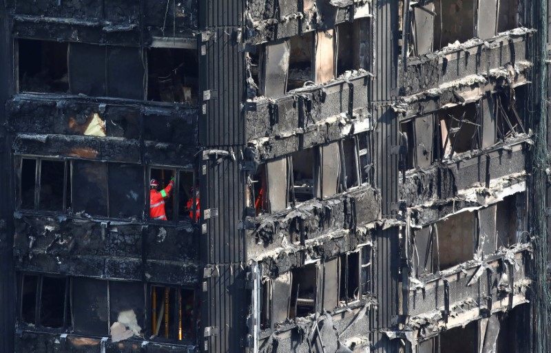 © Reuters. Membros da equipe de emergência trabalham em escombros de prédio incendiado em Londres