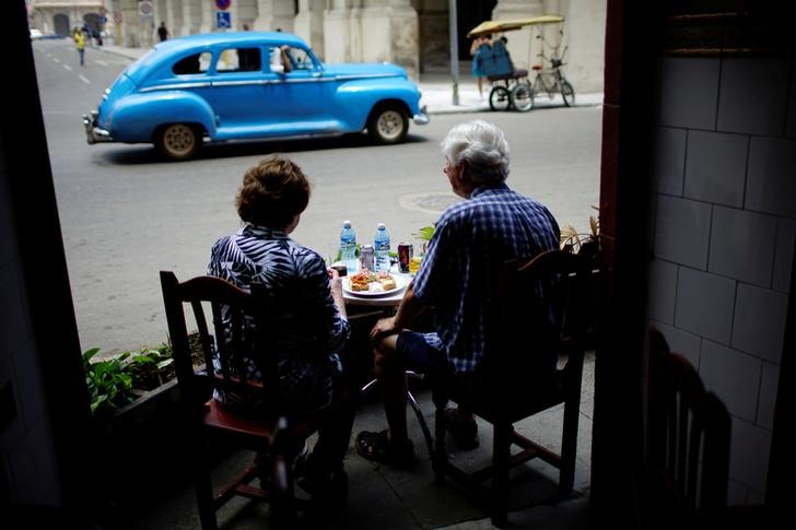 © Reuters. Tourists eat in a restaurant in Havana, Cuba