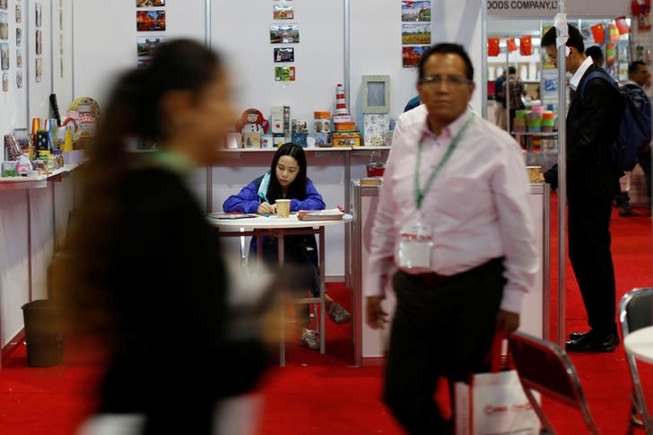 © Reuters. A vendor waits for customers during the Expo China Homelife Show, a platform for leading Chinese companies seeking to do business in Mexico, in Mexico City