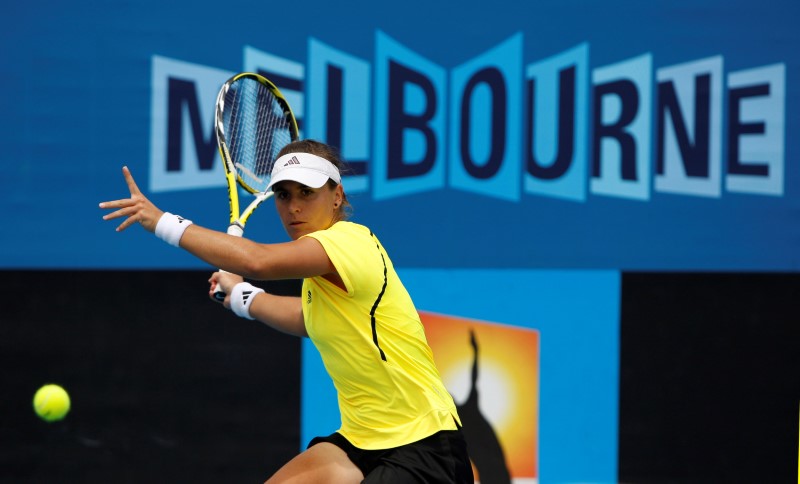 © Reuters. FILE PHOTO: Spain's Garrigues returns to France's Coin during their match at the Australian Open tennis tournament in Melbourne