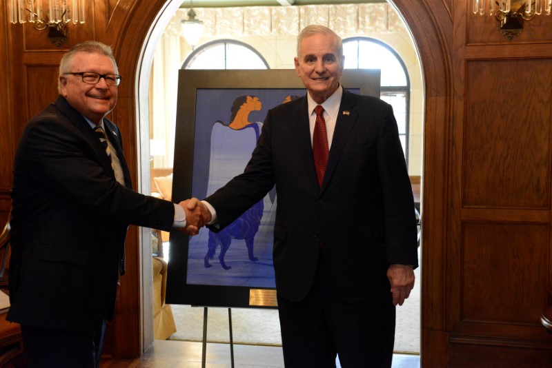 © Reuters. Canadian Public Safety Minister Ralph Goodale shakes hands with Minnesota Governor Mark Dayton after presenting him with a painting in Minneapolis