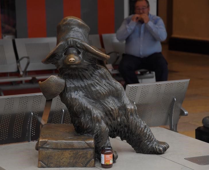 © Reuters. Un tarro con mermelada a los pies de una estatua del oso Paddington en la estación Paddington en Londres