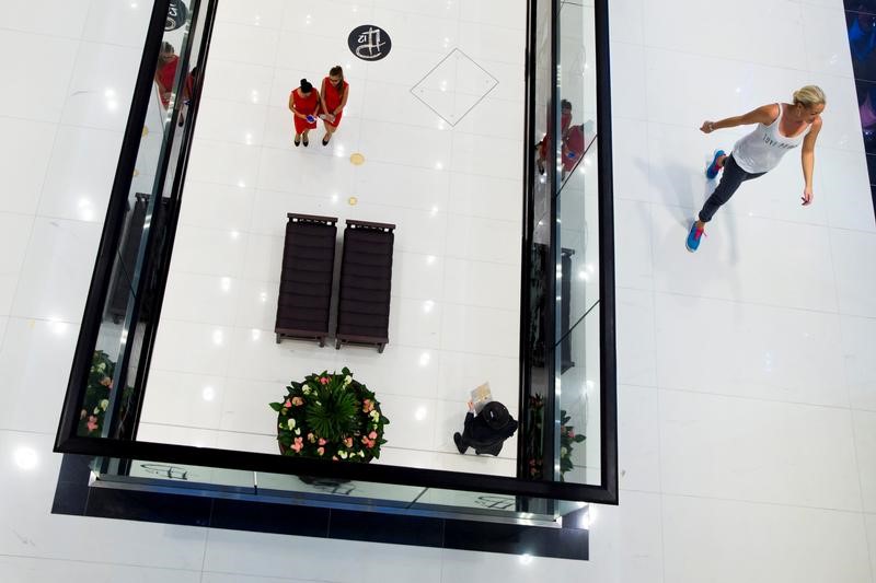 © Reuters. FILE PHOTO: People walk through Mall of Berlin shopping centre during its opening night in Berlin