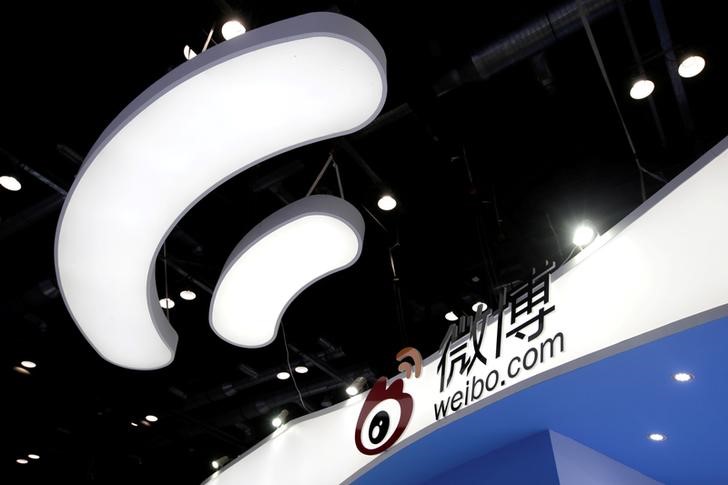 © Reuters. FILE PHOTO - Sina Weibo's booth is pictured at the GMIC in Beijing